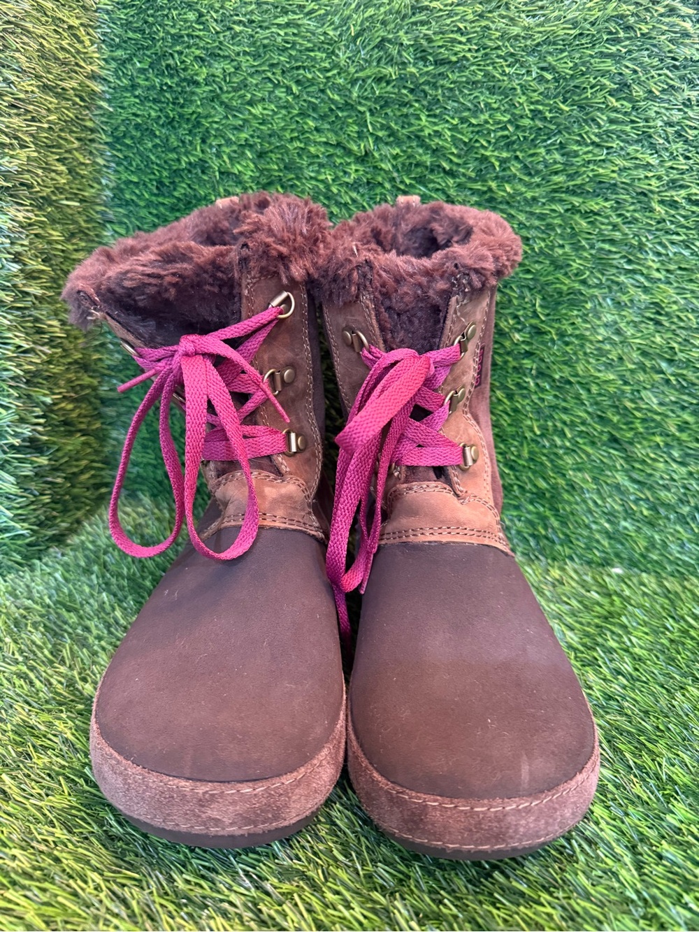 Crocs women Berryessa Brown Suede Faux-Fur Winter Boots with Pink Laces w7.0